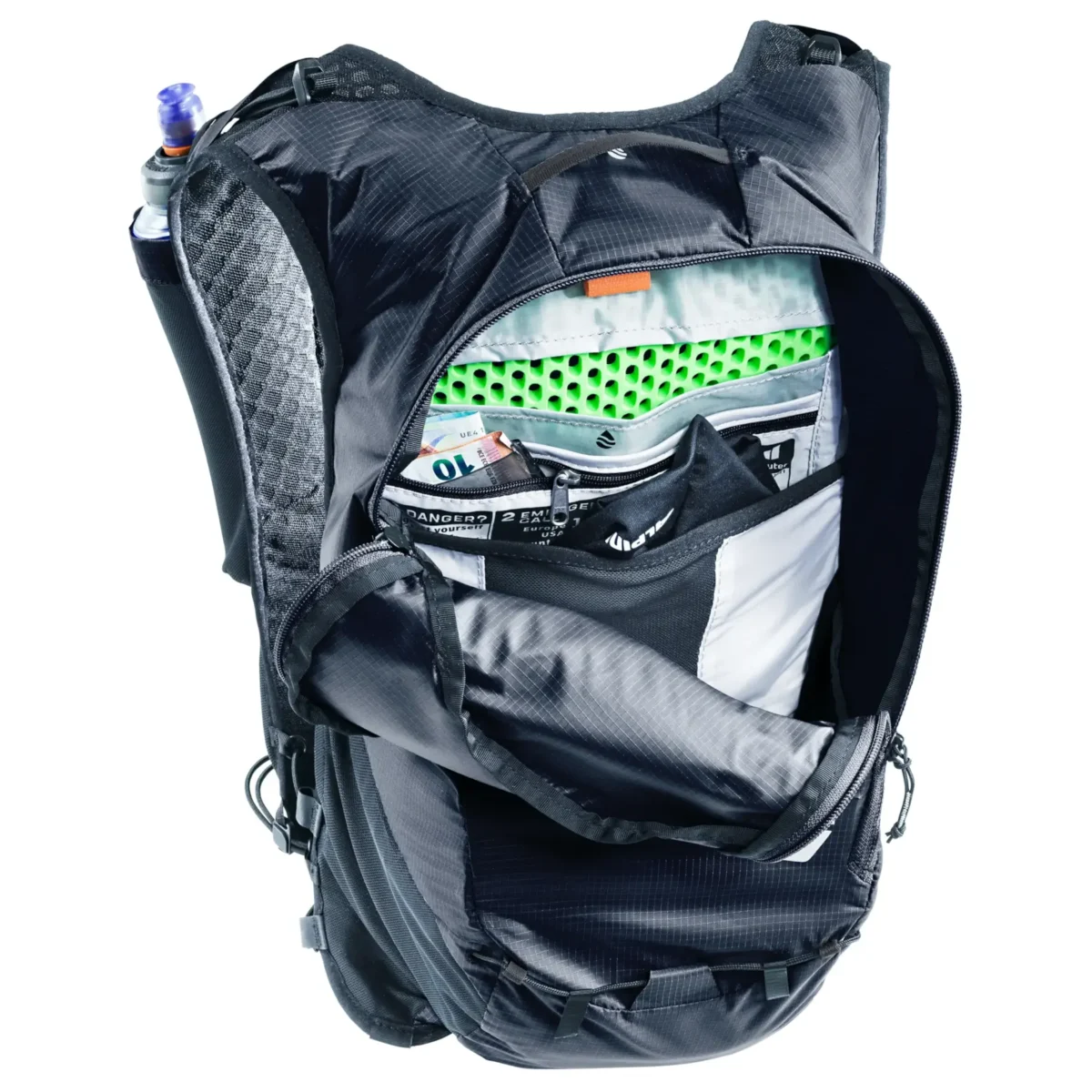 Schwarzer Rucksack mit vielen Fächern.