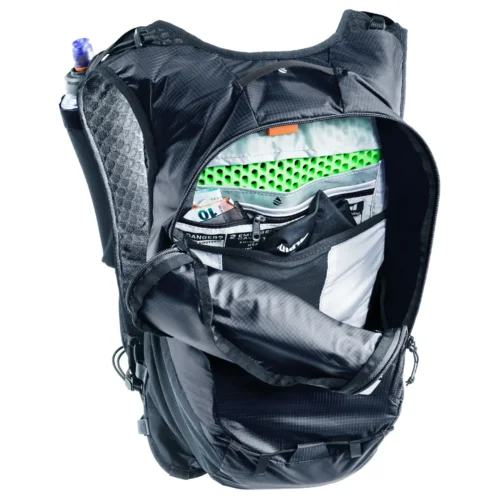 Schwarzer Rucksack mit vielen Fächern.