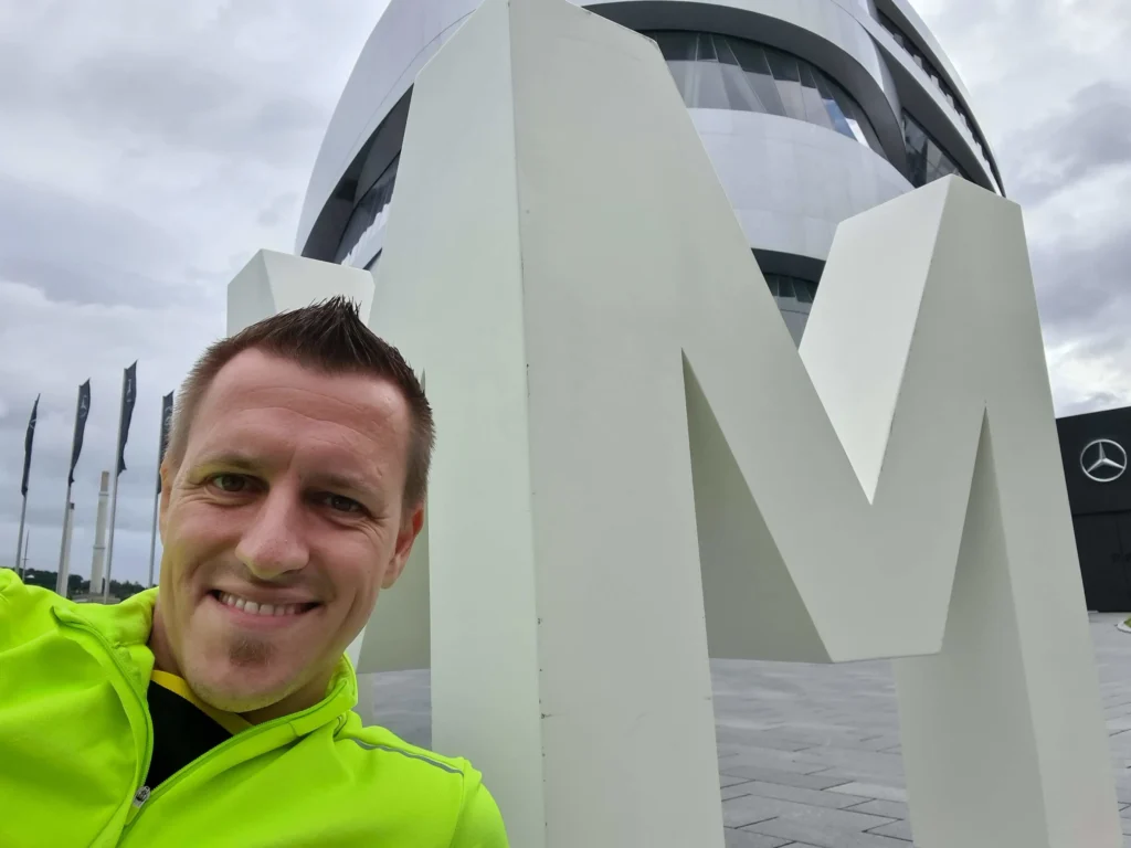 Megamarsch Stuttgart 2026, Wanderer vor dem Logo des Veranstalters