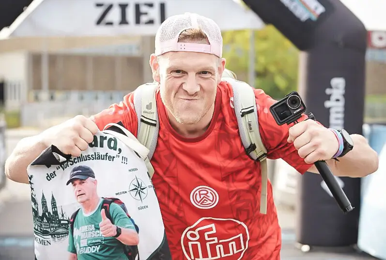 Megamarsch Stuttgart Wanderer beim Zieleinlauf