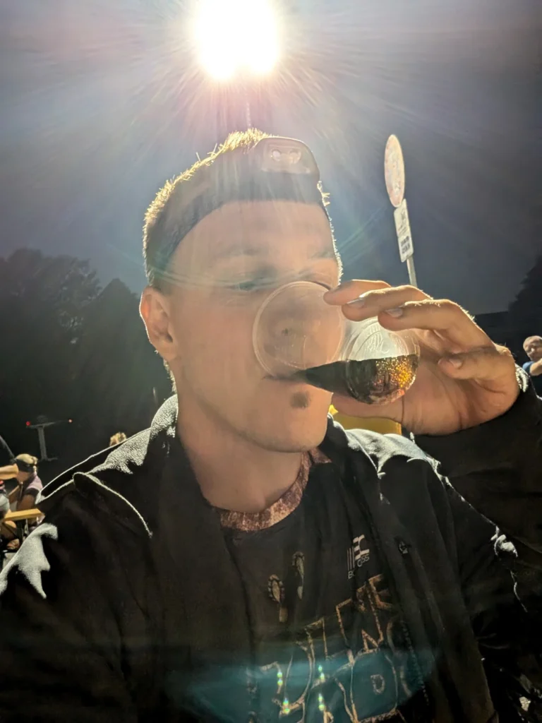 Snacks beim Extremwandern. Wanderer trinkt nachts Cola