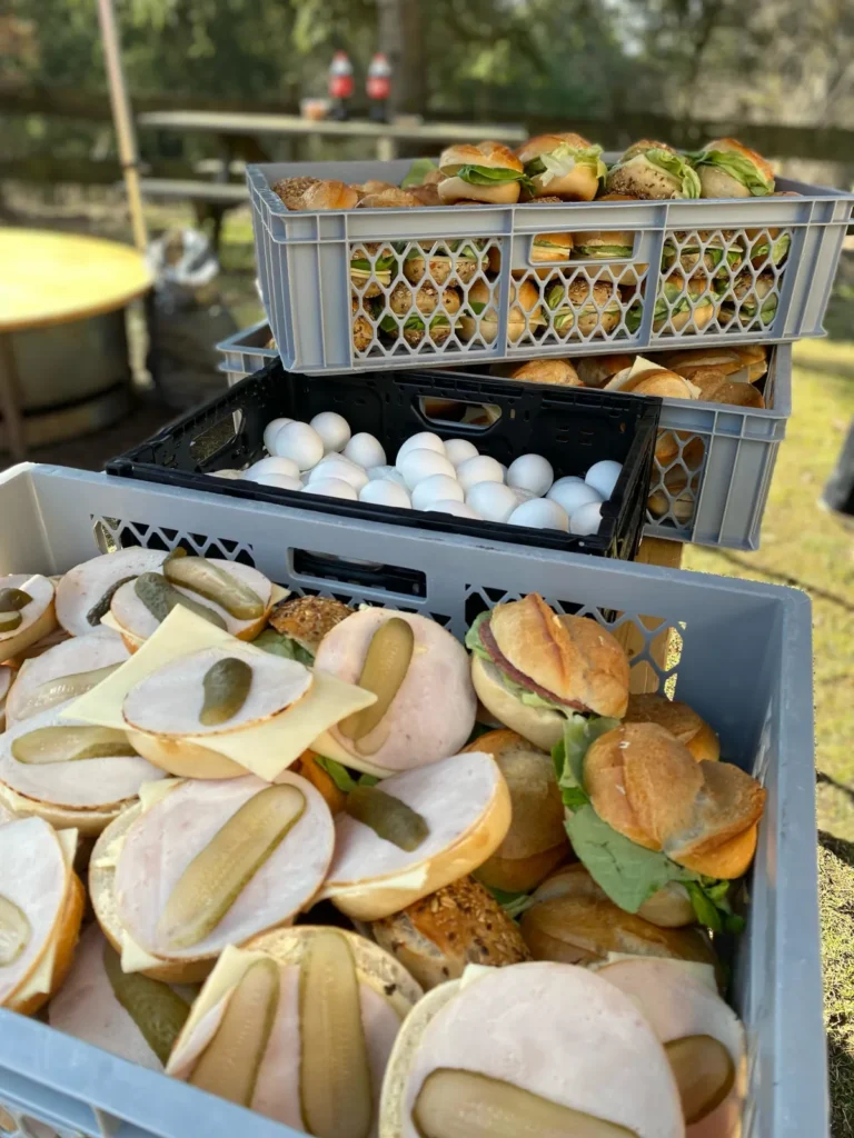 Snacks fürs Extremwandern Nahaufnahme von belegten Brötchen