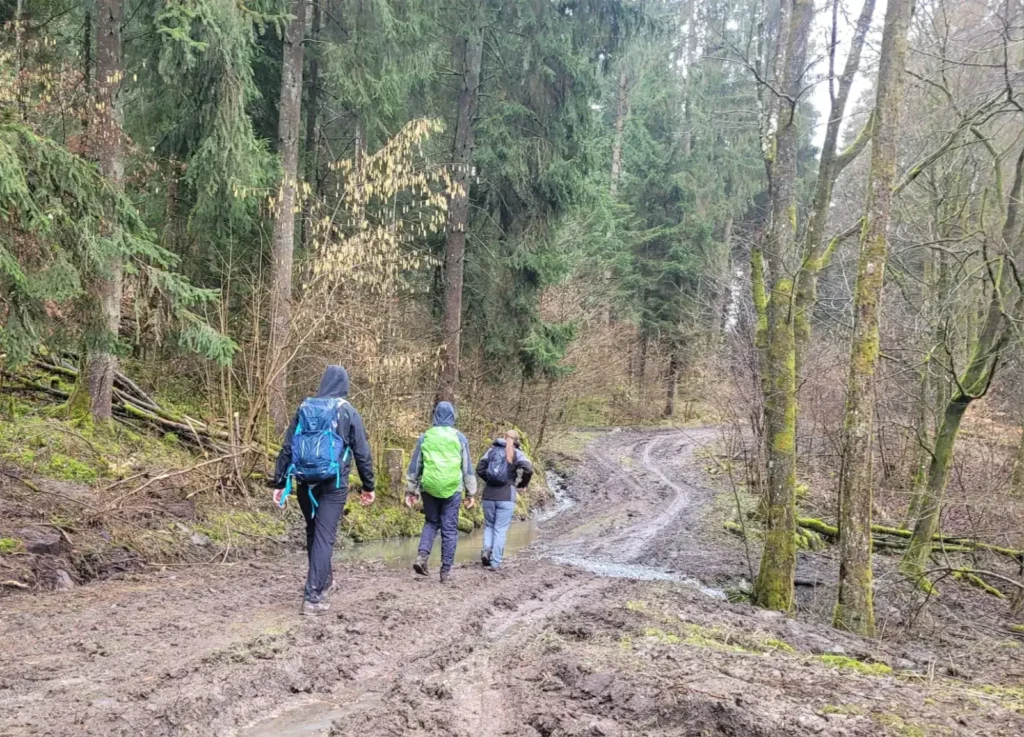 Training für eine Extremwanderung Eine kleine Wandergruppe im Matsch