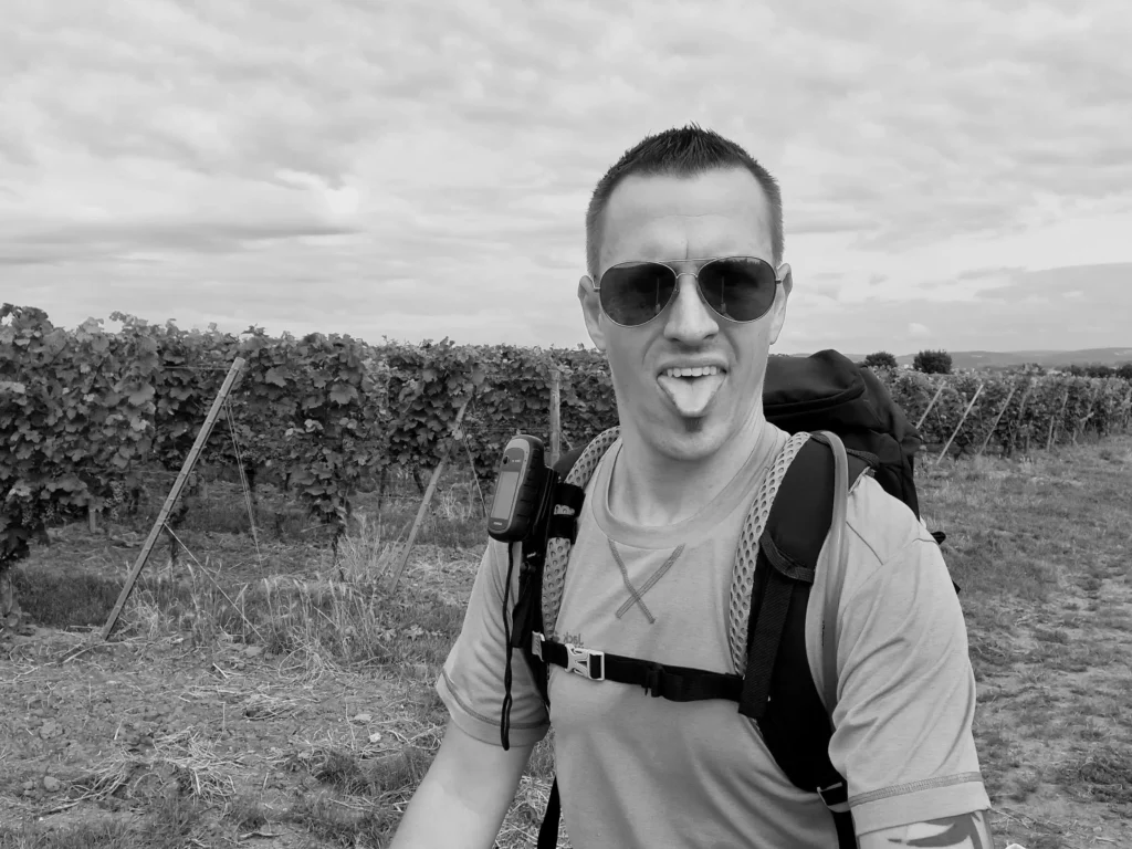 Blasen vermeiden beim Extremwandern. Wanderer ist erschöpft und streckt die Zunge raus