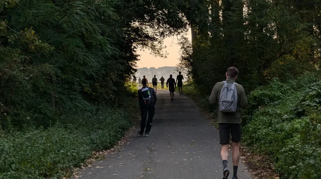 Blasen vermeiden beim Extremwandern Wandergruppe von hinten bei Morgendämmerung