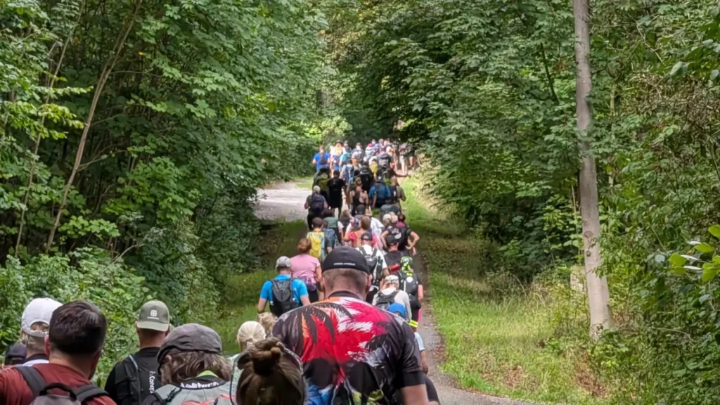 Megamarsch Wanderer im Wald